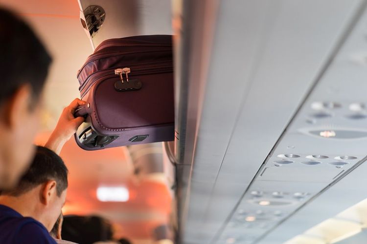 Une valise dans un compartiment à bagages