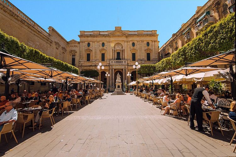 Le Café Cordina au cœur de La Valette et la Bibliothèque Nationale