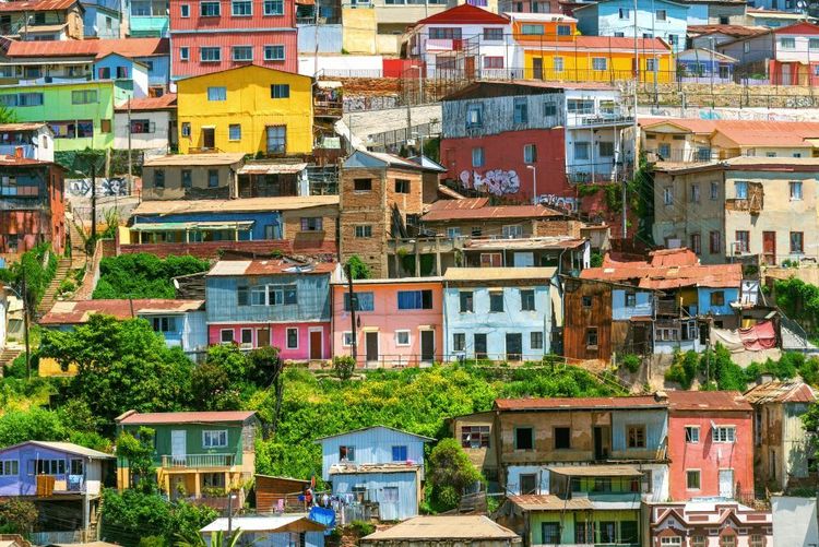 Les maisons de couleurs se superposent à Valparaiso © The Dynamic Light/123rf