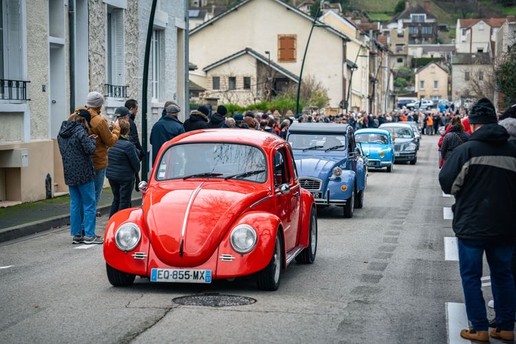 Le défilé des vieilles voitures dans les rues d'Epernay