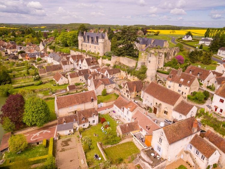 Le château de Montrésor surplombe l'un des plus beaux villages de France