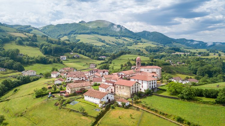 Vue aérienne d'Ochagavia dans les Pyrénées navarraises.