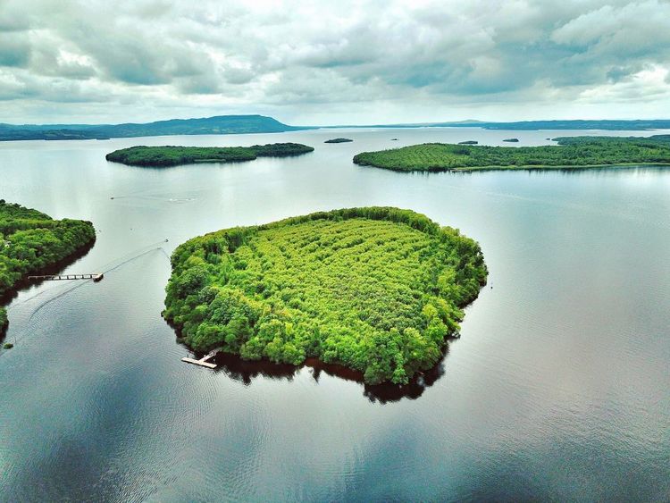 Vue aérienne d'une des 154 îles de Fermanagh lakelands