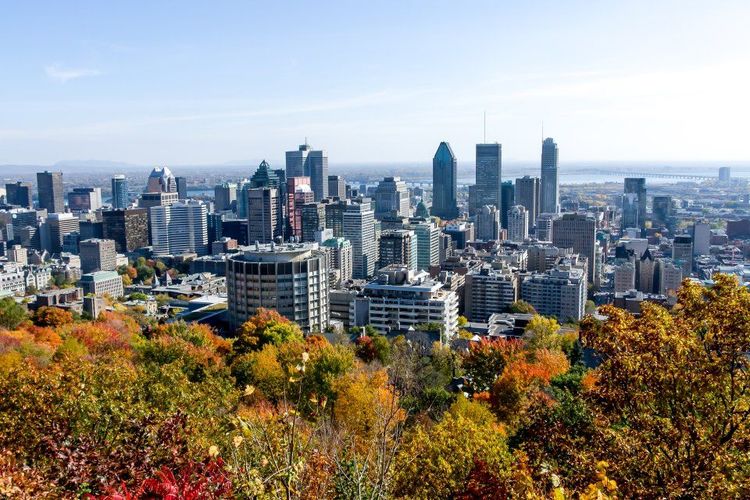 Vue aérienne d'une ville au Canada