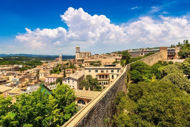 Vue aérienne de Gérone et de ses remparts