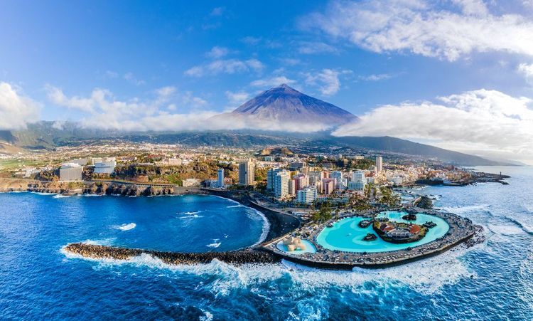 Vue aérienne de Puerto de la Cruz et du volcan du Teide, île de Tenerife, Espagne