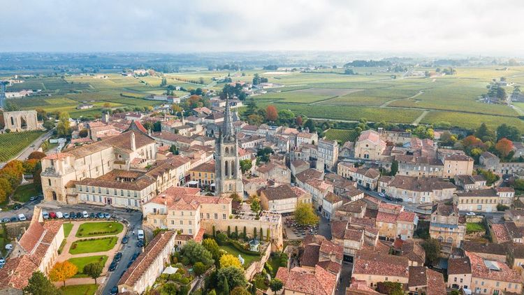Vue aérienne de Saint-Emilion et son église.