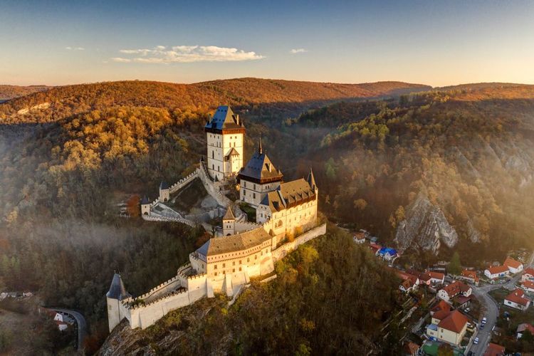 Vue aérienne de la forteresse de Karlštejn