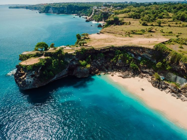 Vue aérienne de la plage de Balangan avec pittoresque rocher et océan turquoise à Bali