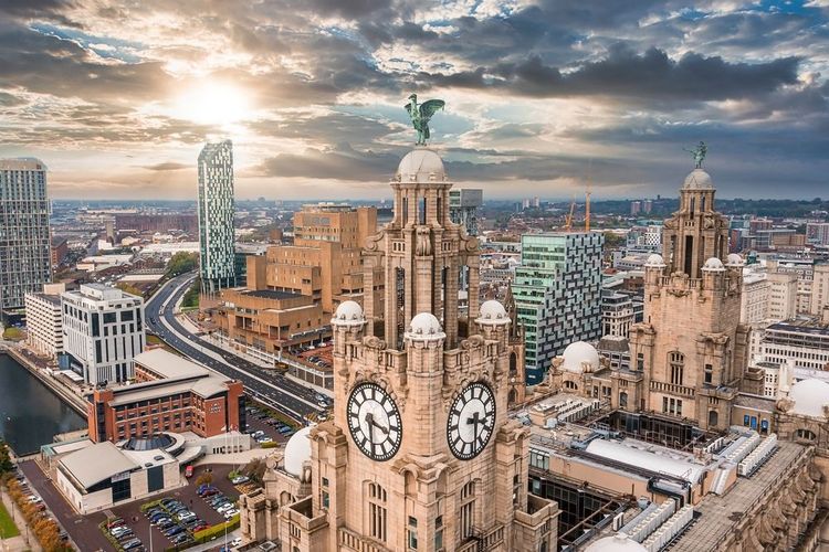 Vue aérienne de la tour du Royal Liver Building à Liverpool, au Royaume-Uni