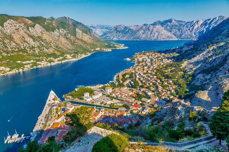 Vue aérienne de la vieille ville historique de Kotor et de la baie de Kotor, Monténégro.