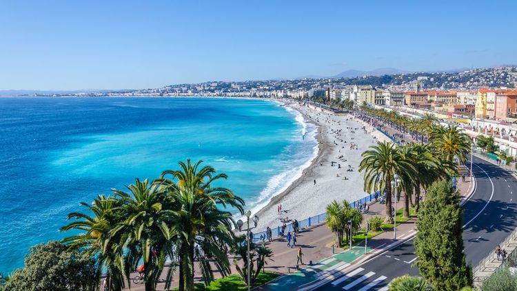 Vue aérienne de la ville de Nice et sa plage