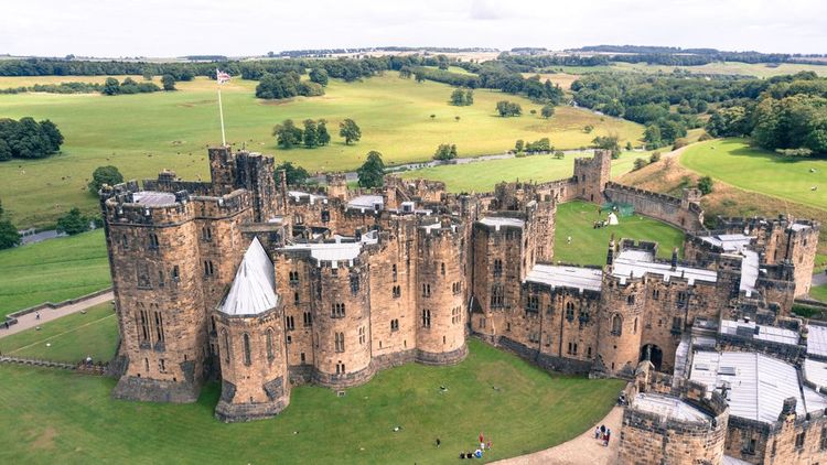 Vue aérienne du château d'Alnwick en hiver.