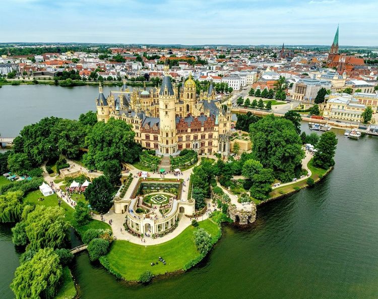 Vue aérienne du château et de la ville de Schwerin