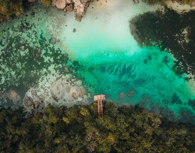 Vue aérienne sur la lagune de Waikuri, île de Sumba, Indonésie