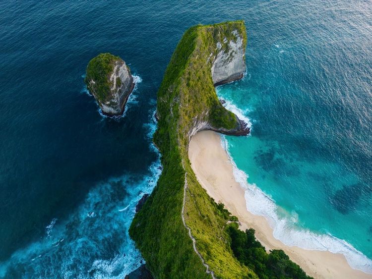 Vue aérienne sur la plage de Kelingking à Bali, Indonésie