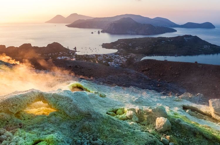 Vue de l'île Vulcano aux îles Éoliennes au coucher du soleil, Sicile, Italie