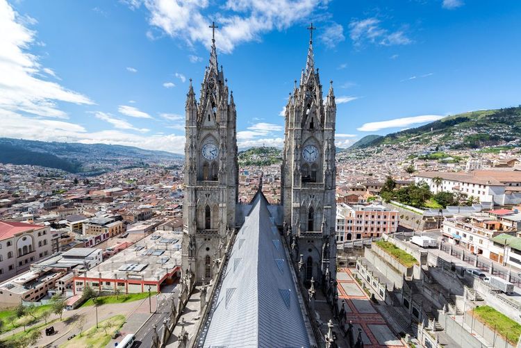 Vue des tours de la Basilique de Quito en Equateur avec la ville en toile de fond