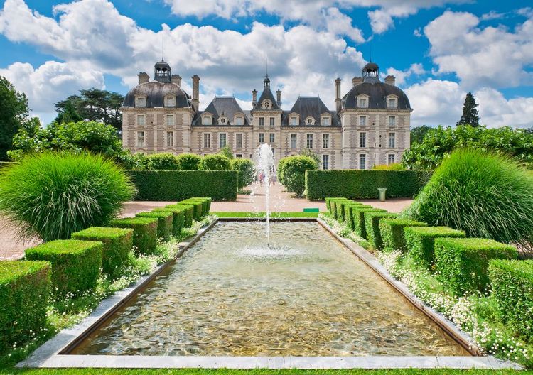 Vue du Château de Cheverny depuis le jardin des apprentis, France
