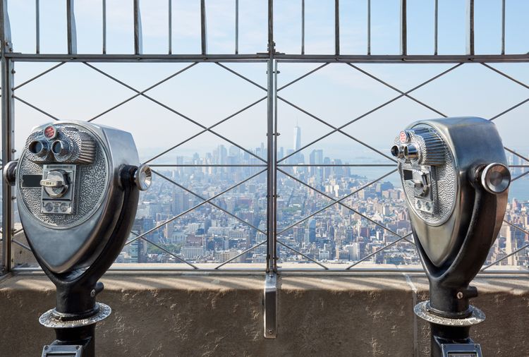 Derrière les jumelles, une vue imprenable sur New York et sa baie