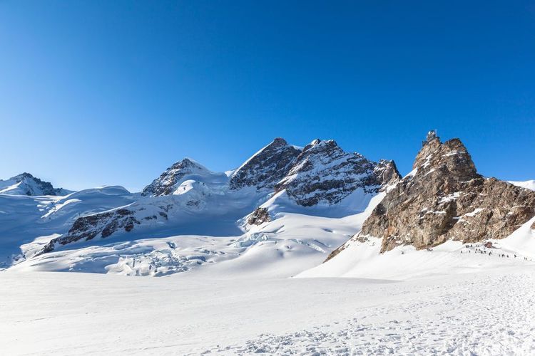Vue panoramique sur l'observatoire du Sphinx et le pic de Jungfrau, Suisse