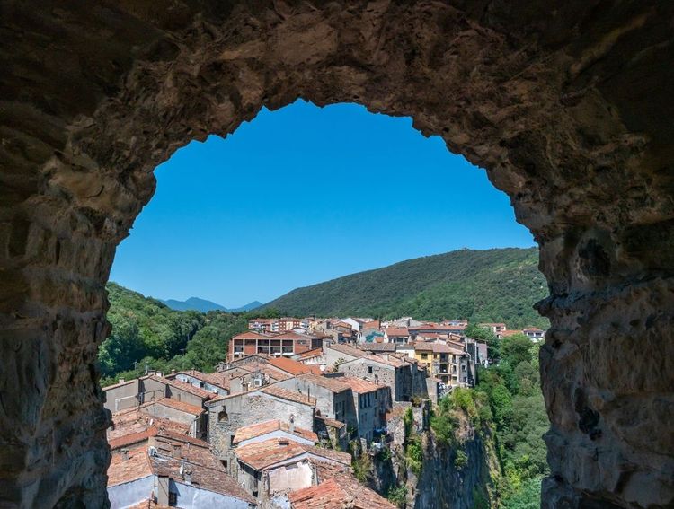 Vue sur Castellfollit de la Roca depuis le clocher de l'église, Espagne