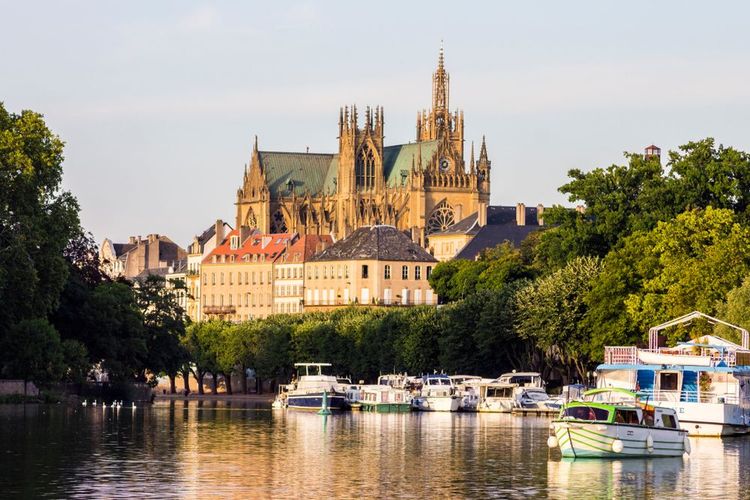 Vue sur la cathédrale depuis le plan d'eau de Metz