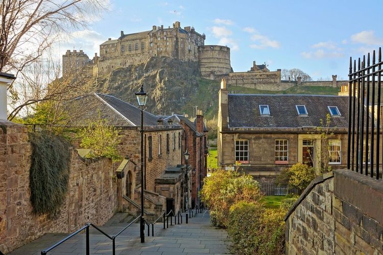 Vue sur le château d'Edimbourg depuis les hauteurs de la ville