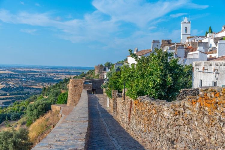 Vue sur le château du village portugais de Monsaraz, Portugal