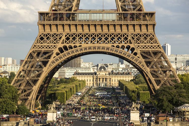 Vue sur le premier niveau de la tour Eiffel.