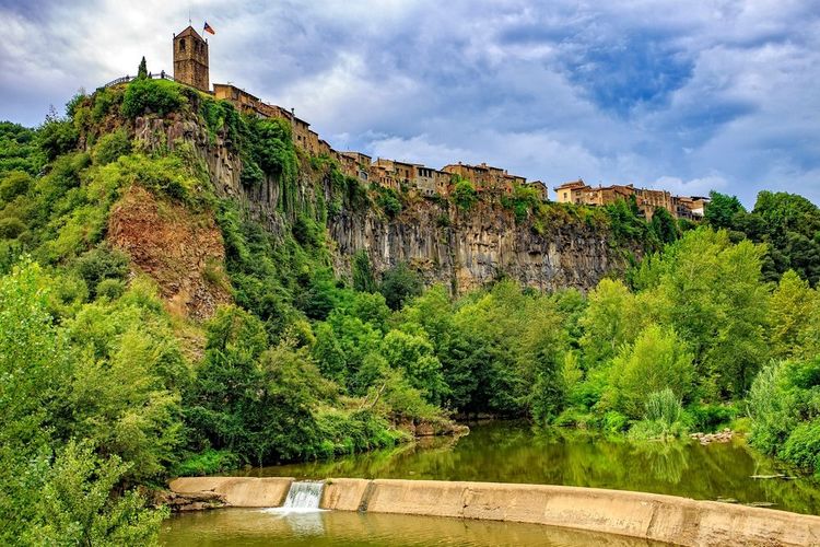 Vue sur le village Castellfollit de la Roca depuis le fleuve Fluvià, Espagne