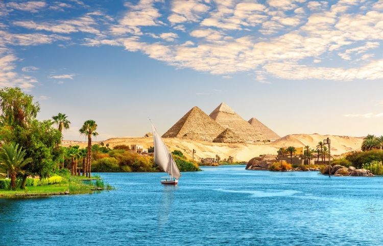 Vue sur les Pyramides de Gizeh et le Nil, Le Caire, Egypte