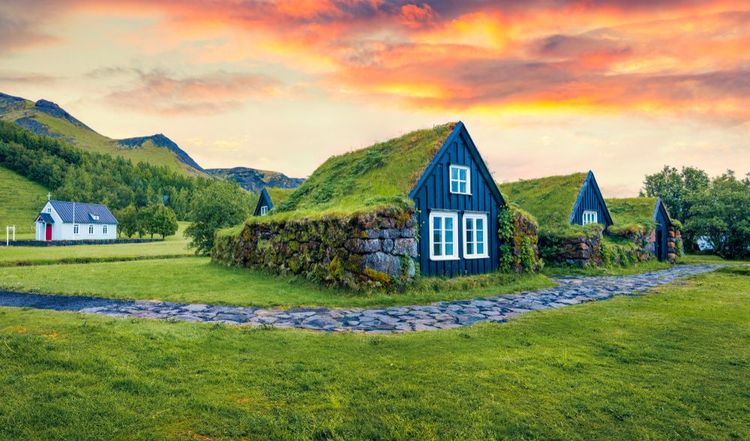 Vue typique des maisons en toit de gazon dans la campagne islandaise, Islande