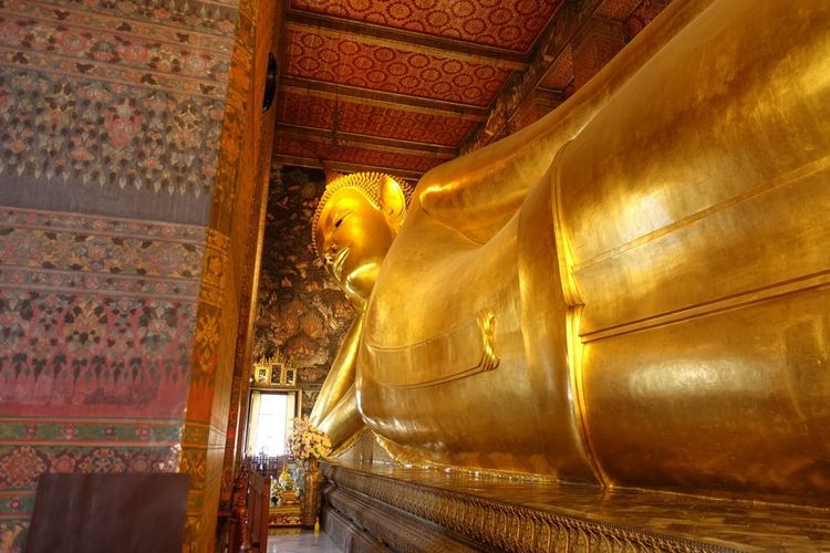 L'immense bouddha couché est difficile à capturer sur une seule photo