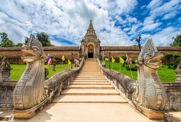 L'impressionnante entrée du temple