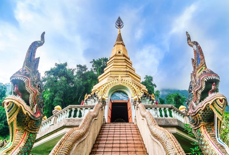 Le sommet des marches du temple Wat Tham Pha Plong