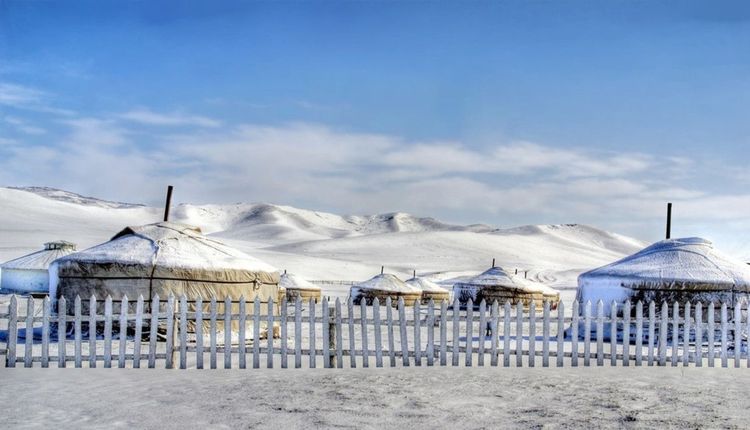Yourtes enniegées à Oulan Bator ©/Chantal de Bruijne/Shutterstock