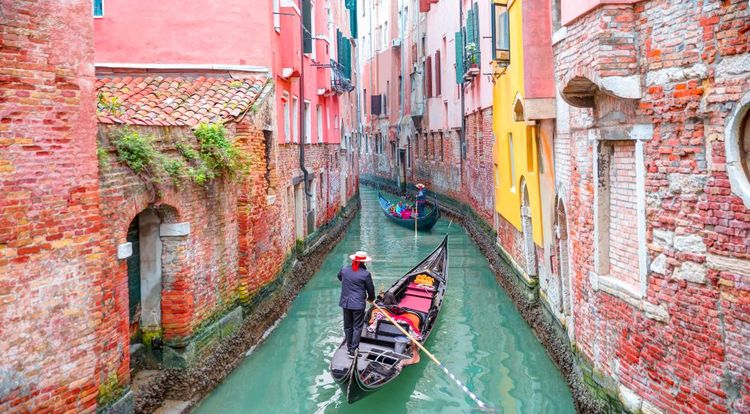 Des gondoles vénitiennes dans un petit canal