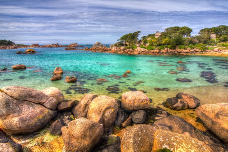  Une crique aux eaux turquoise sur la Côte de Granit Rose
