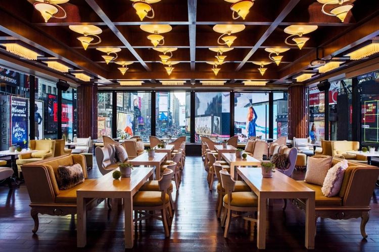 La vue sur Time Square depuis le restaurant du Renaissance New York Times Square Hotel
