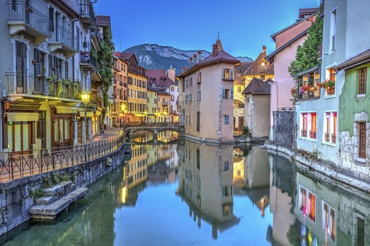 Promenade dans les rues d'Annecy © elenaphotos21/123RF