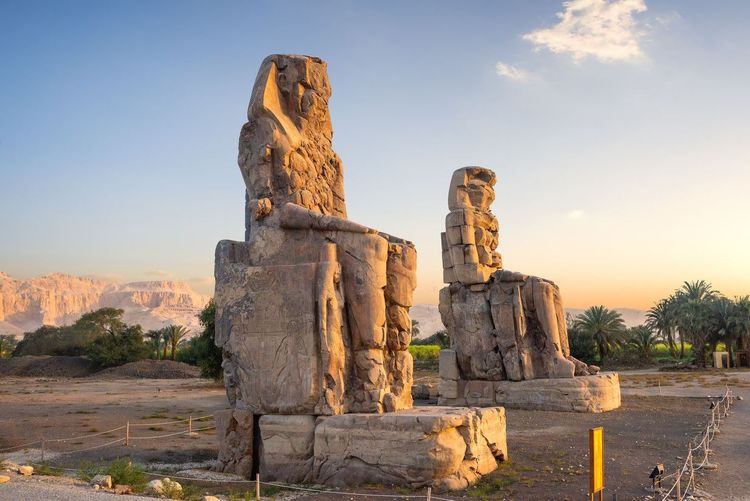 Les statues des colosses de Memnon dans la vallée des Rois