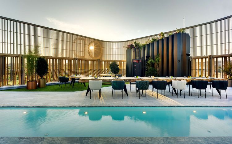Le restaurant sur le toit de l'Odiseo et sa piscine