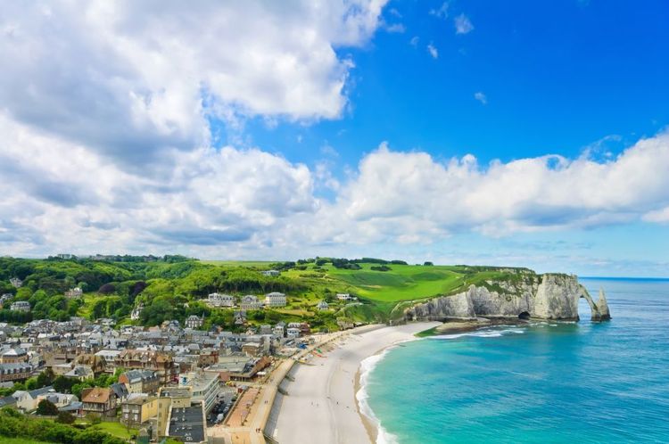 Les iconiques falaises d'Etretat © stevanzz/123RF