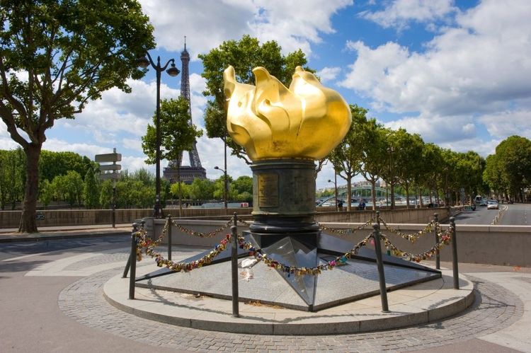 La flamme de la liberté sur les quais de Seine © Robert Hoetink / 123rf