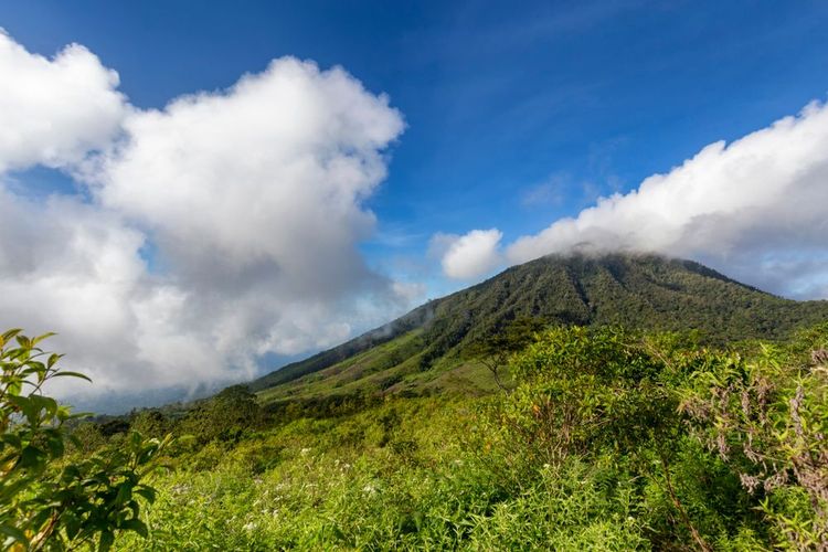 La montagne de Keli Bara sur l'île de Barsa-Kelmes