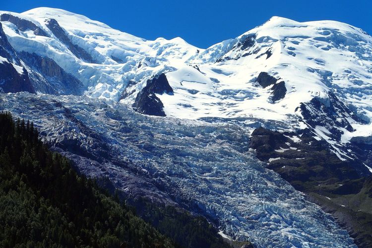 Watch an icefall at the Glacier des Bossons