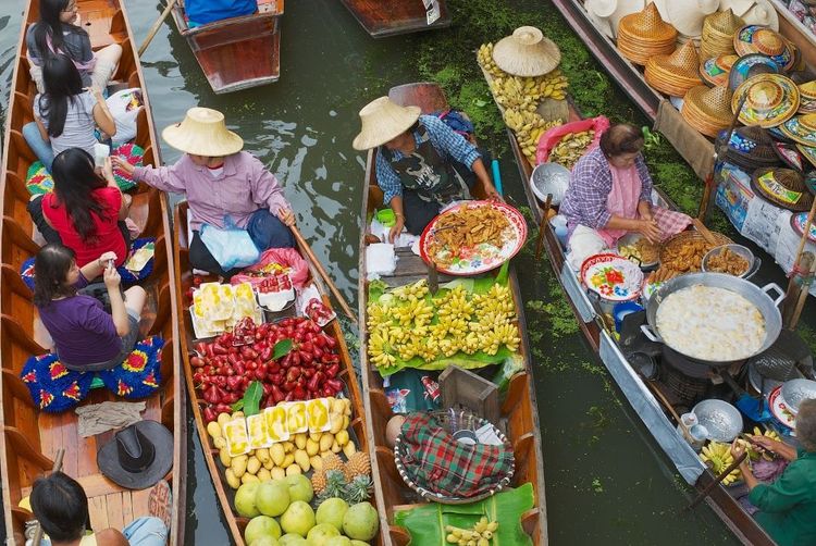 Au marché de Damnoen Saduak, les échanges se font directement de bateau en bateau © Dmitry Chulov/123RF