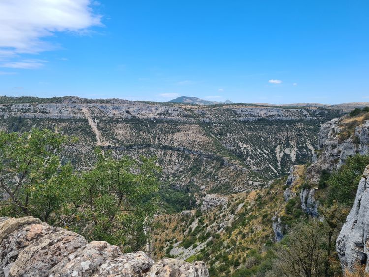La vue du cirque de Navacelles avant d'emprunter le sentier du facteur