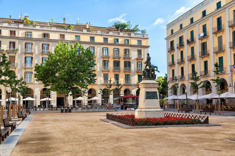 La place de l'Indépendance à Gérone est un incontournable
